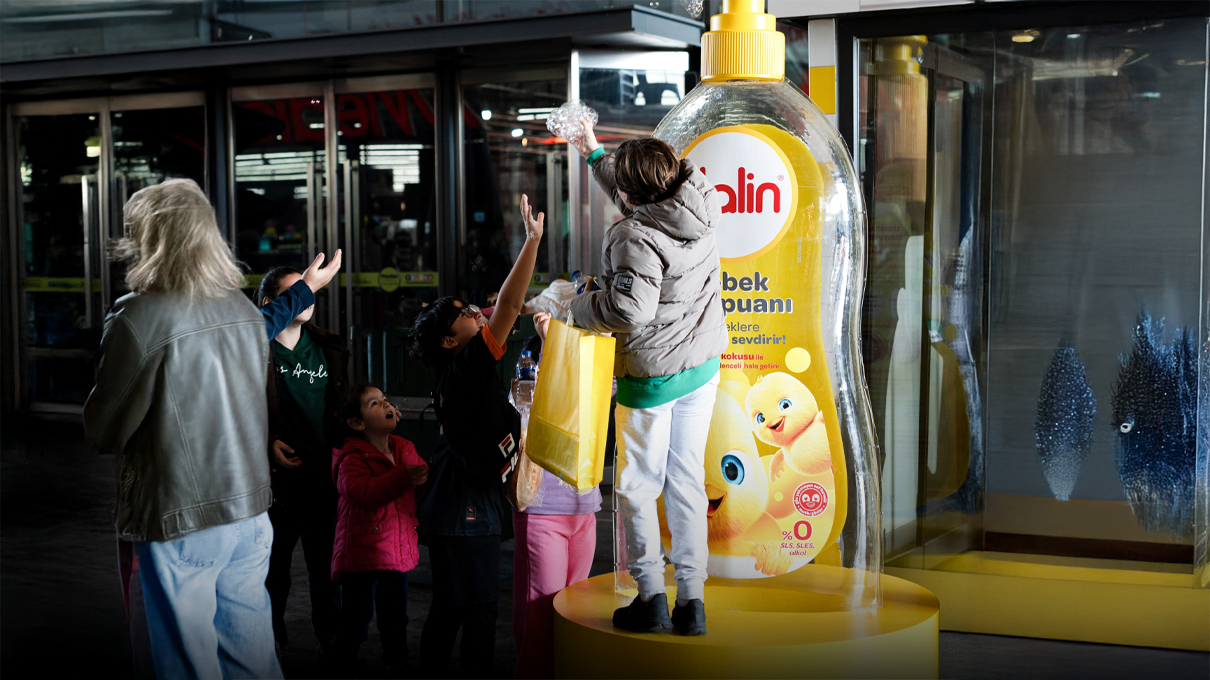 Dalin Transforms the “Bıcı Bıcı” Scent Into an Experience With a Giant Bottle