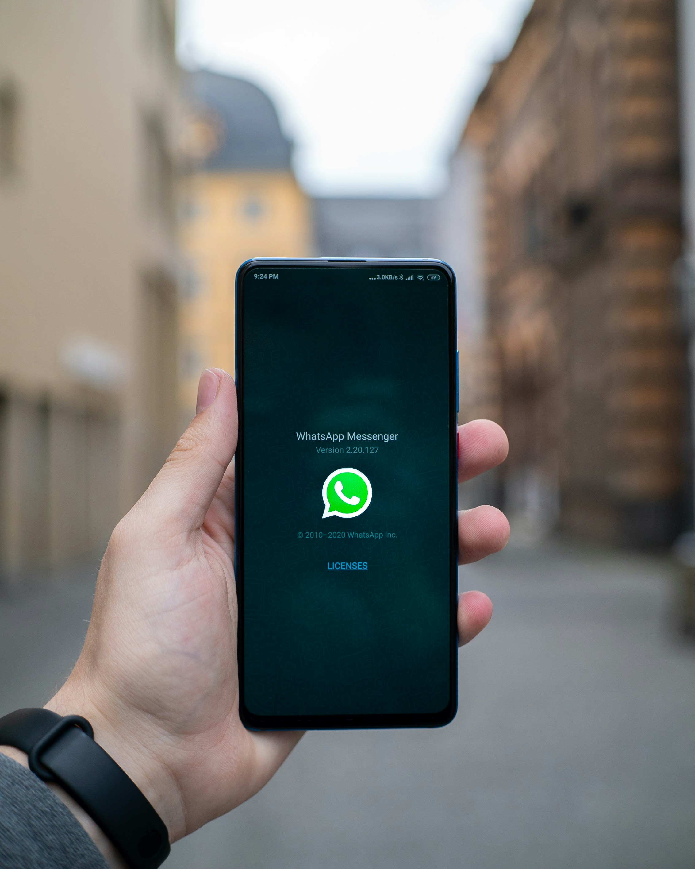 WhatsApp May Run Adds on Status