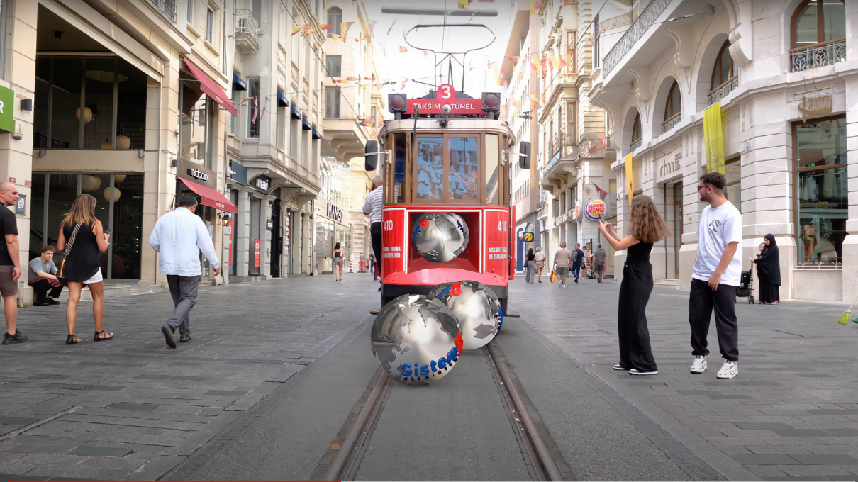 İstiklal Caddesi Alüminyum Kürelerle Doldu